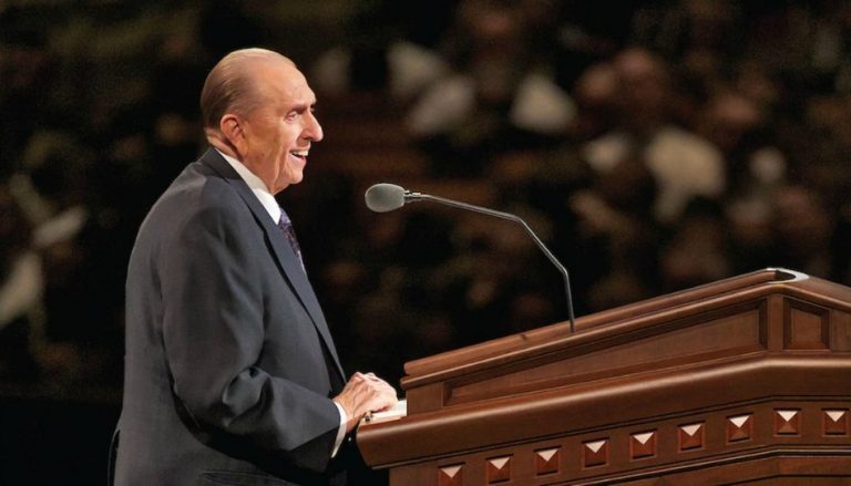 Prorok Thomas S. Monson hovořící na generální konferenci