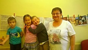 Eva z odbočky Liberec s dětmi z primárek