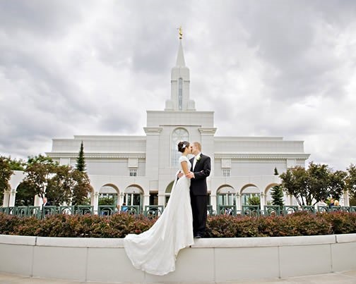 Novomanželé před chrámem