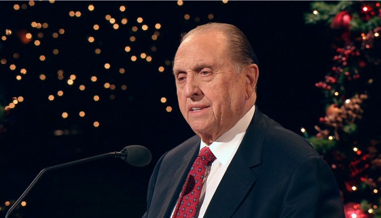 President Monson na Vanocnim zasvecujicim shromazdeni Vanocni dopis presidentu Monsonovi