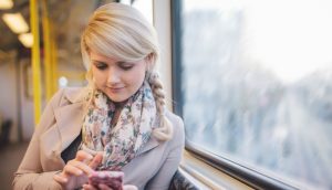 slečna používá chytrý telefon na cestě vlakem