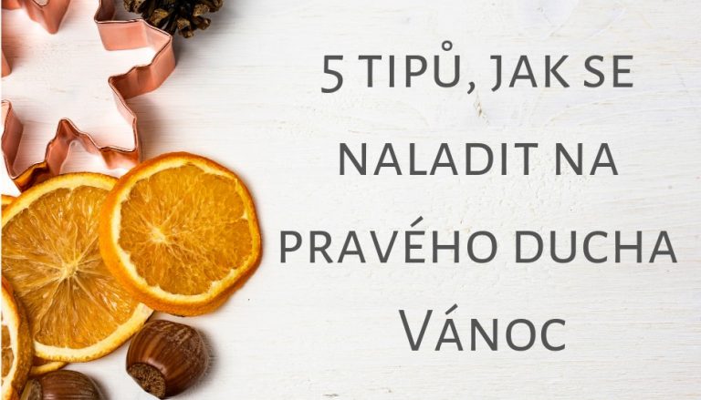 stul s vanocnimi ozdobami a susenym ovocem