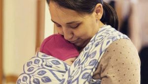 Maminka drzi v naruci miminko - deti jsou darem od Boha