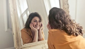 prekonejte negativni myslenky holka pred zrcadlem