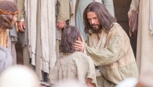 Ježíš pomáhá a uzdravuje nemocneho