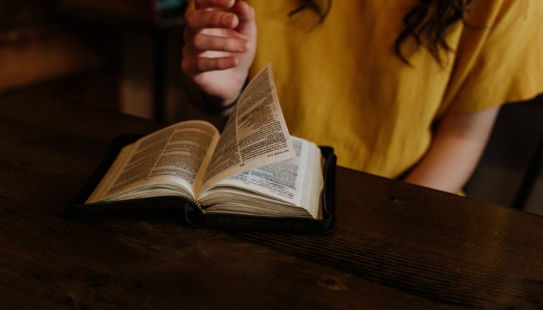 proc jsou pisma dulezita divna s otevrenou bibli na stole