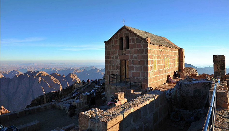 Pohled z egypstké hory Sinai, na vrcholu dnes stojí pravoslavný kostel