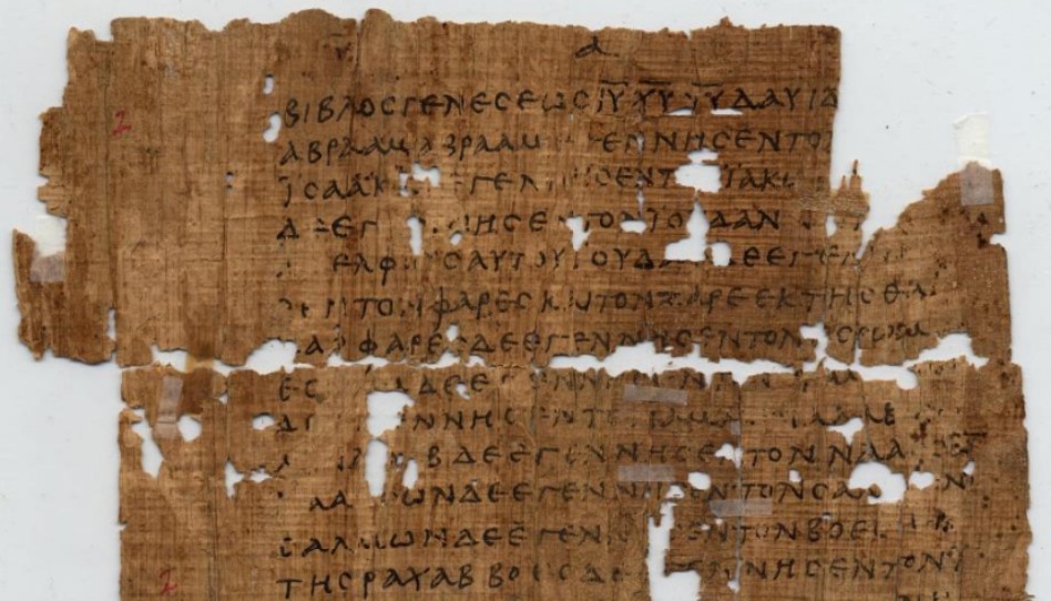 Fragment papyru ze 3. století, jsou na něm úryvky 1. kapitoly Matouše