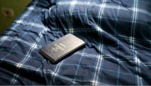 Kniha mormonova na posteli