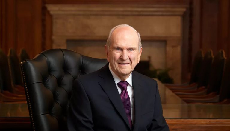 president Nelson na zidli