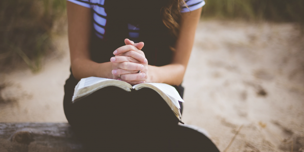 Žena s biblí se modlí